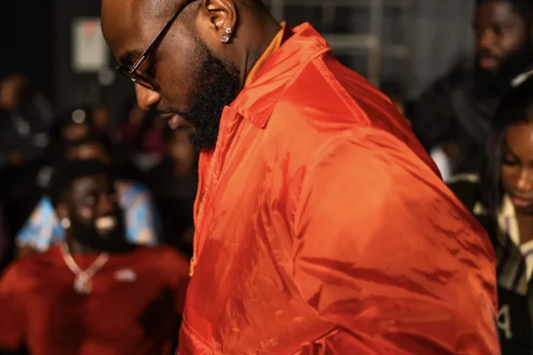 Davido posing in promotional artwork for his new single 'I Know Who I Be'.