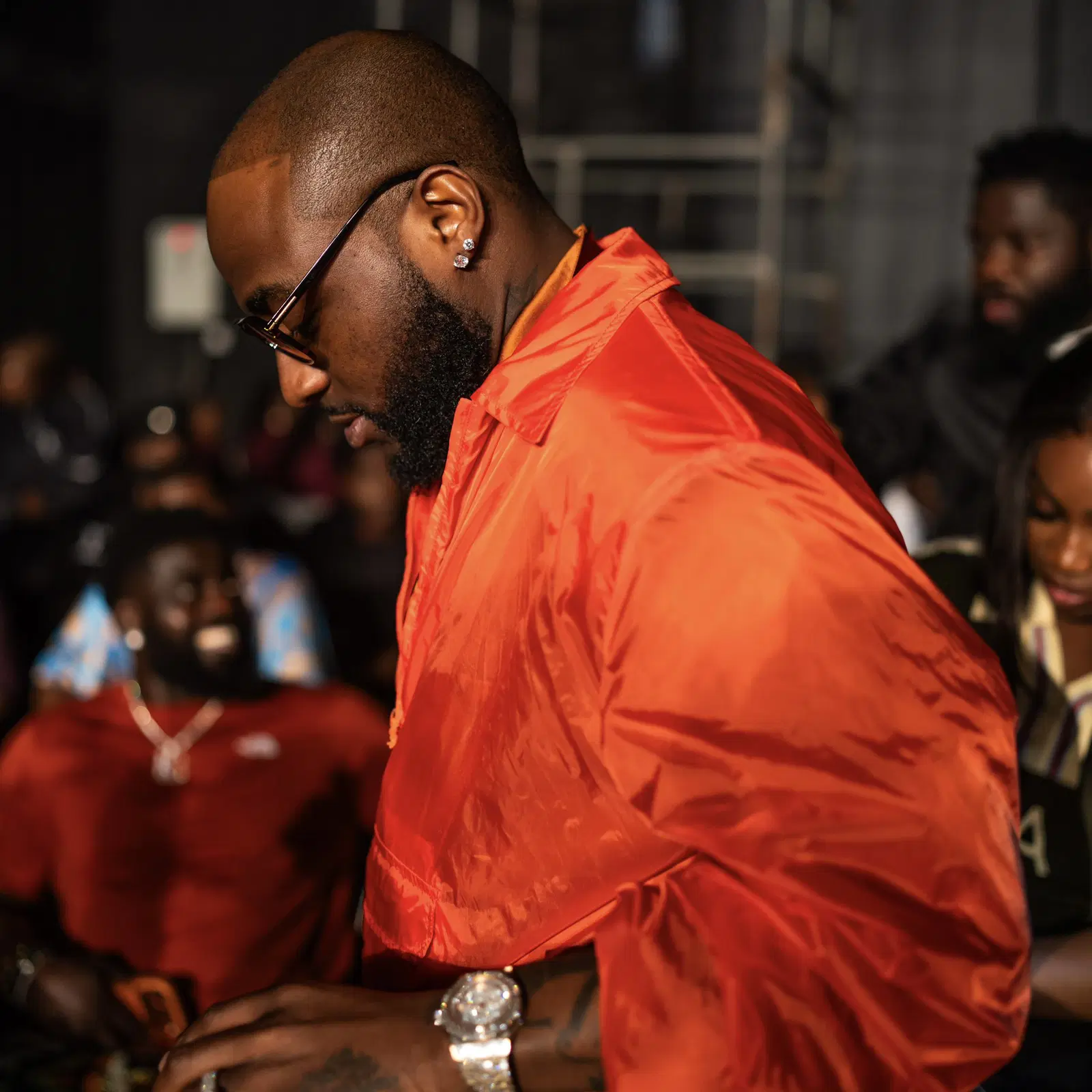 Davido posing in promotional artwork for his new single 'I Know Who I Be'.