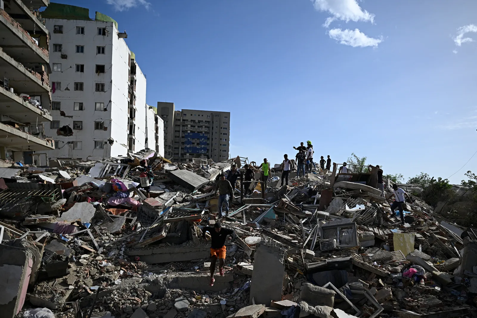 Earthquake damage and temporary shelters in Venezuela after June earthquakes